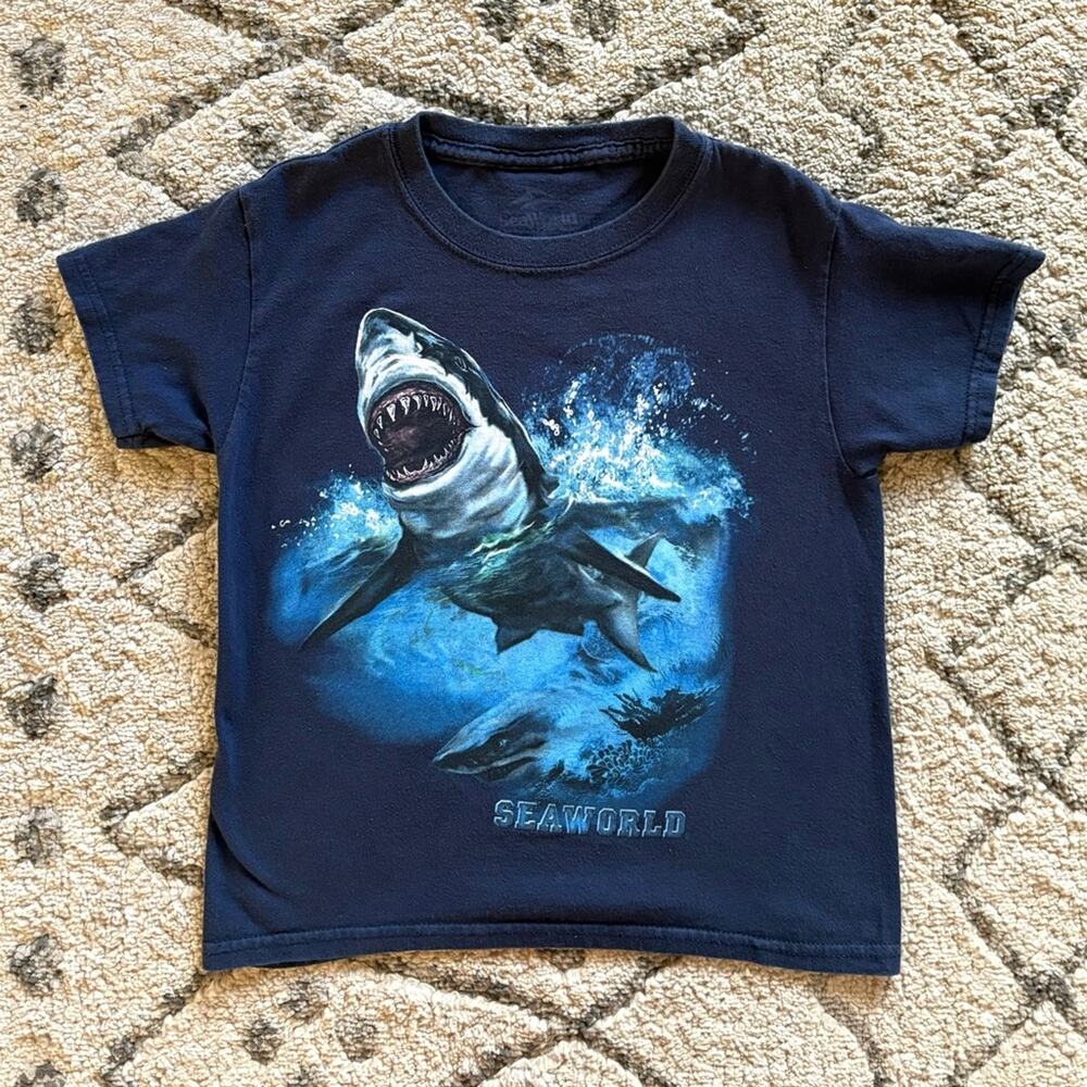 Seaworld shark graphic tee